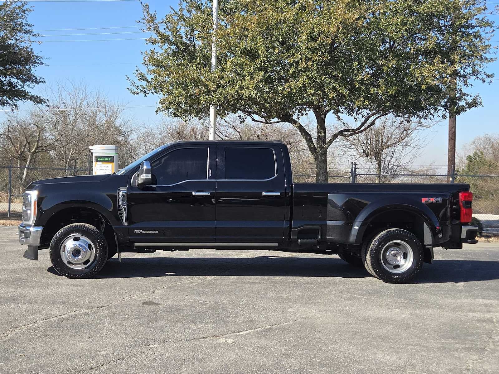 2023 Ford Super Duty F-350 DRW LARIAT