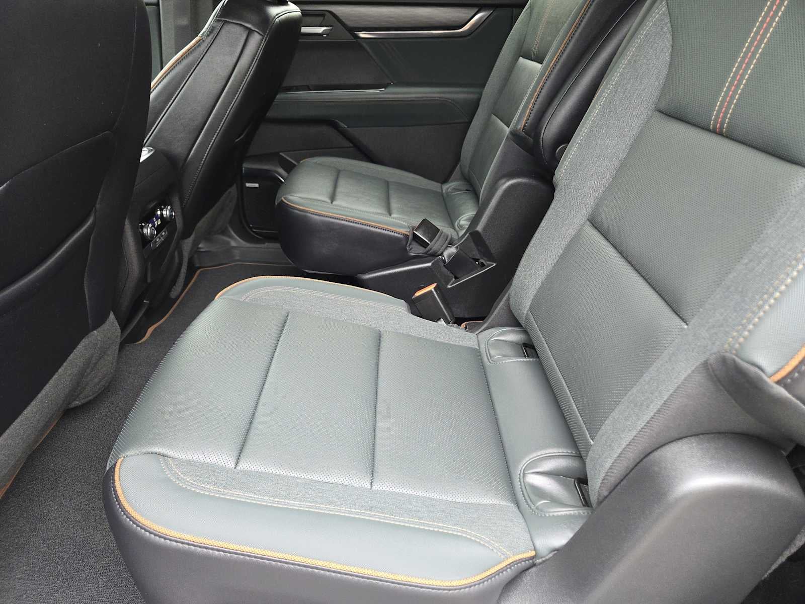 2025 GMC Acadia AWD AT4