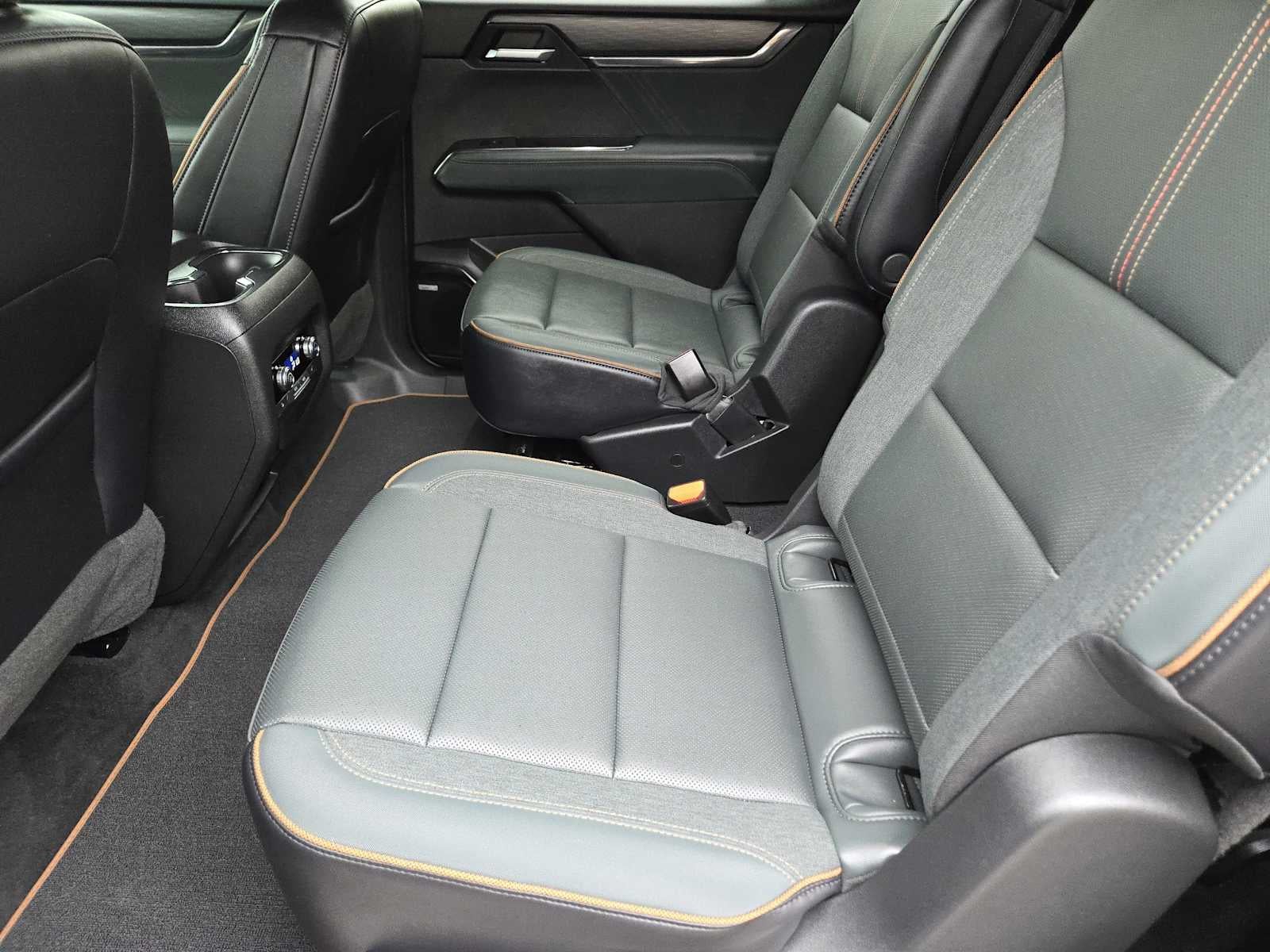 2025 GMC Acadia AWD AT4